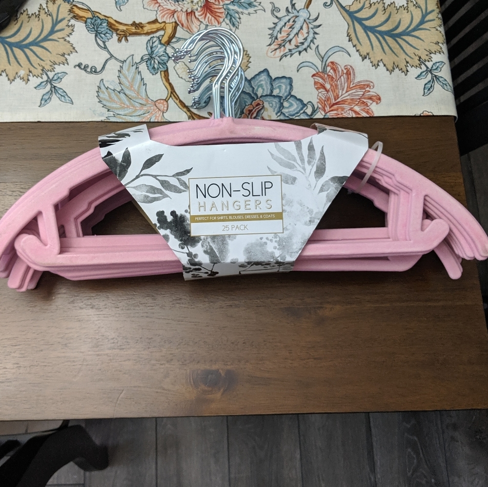 Non-slip hangers set of 25 pink